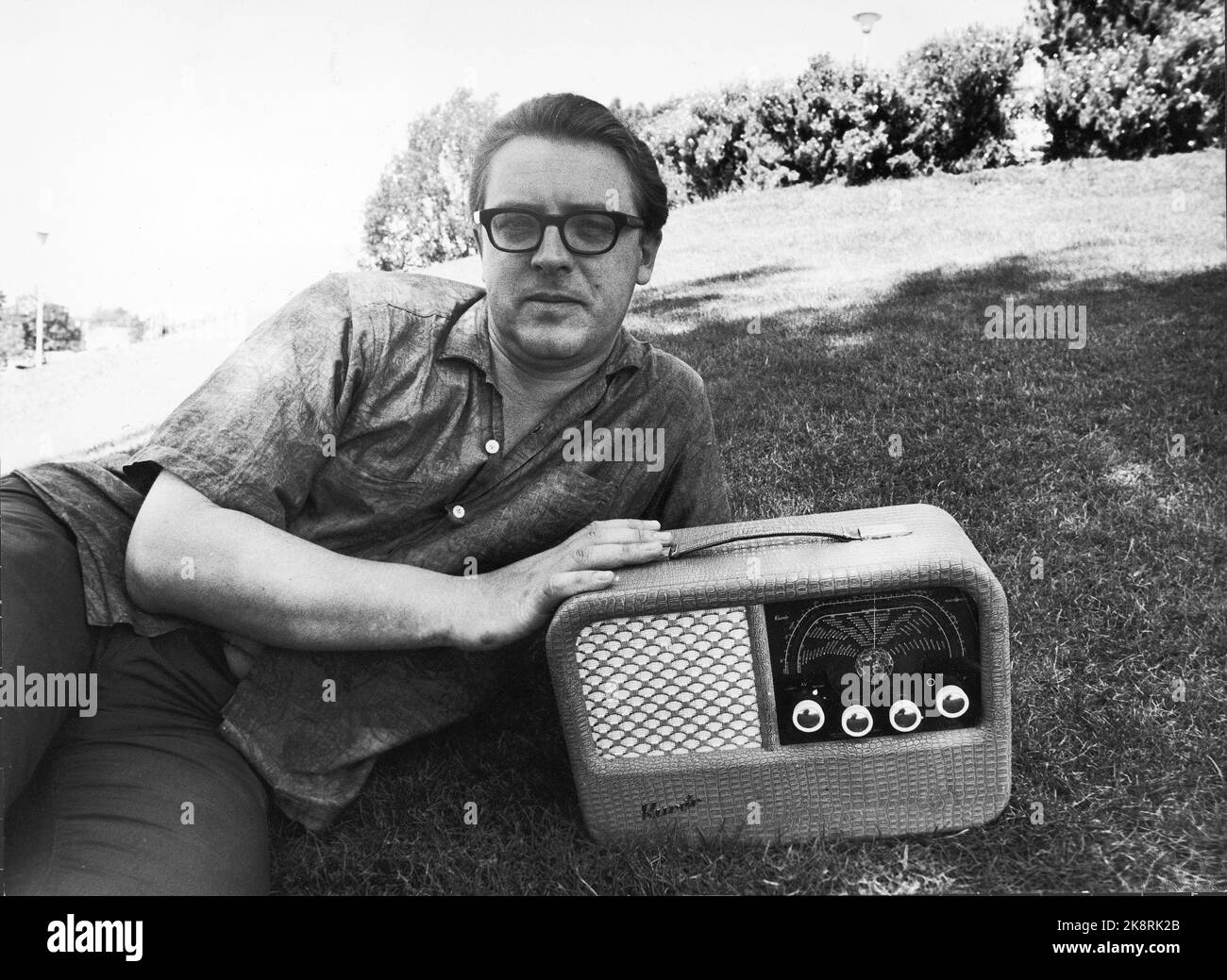 Oslo au printemps 1971, Johan Vigeland, le directeur de ​​program de NRK (né en 1935- d.1972), est considéré comme le fondateur de Travel radio. Il a découvert que les gens voulaient un programme de radio avec des divertissements légers et des informations pendant les vacances, et le premier programme a été mis en ondes sur 24 juin 1963. Le programme devrait contenir 'Lobster et Kanari' et la musique devrait être 'léger mix, musique populaire dans le bon sens' du mot ' selon Vigeland. Voici le fondateur avec une radio de voyage Kurer sur l'herbe en face de NRK ​​house à Marienlyst. Photo: Ween impair / courant / NTB. Banque D'Images