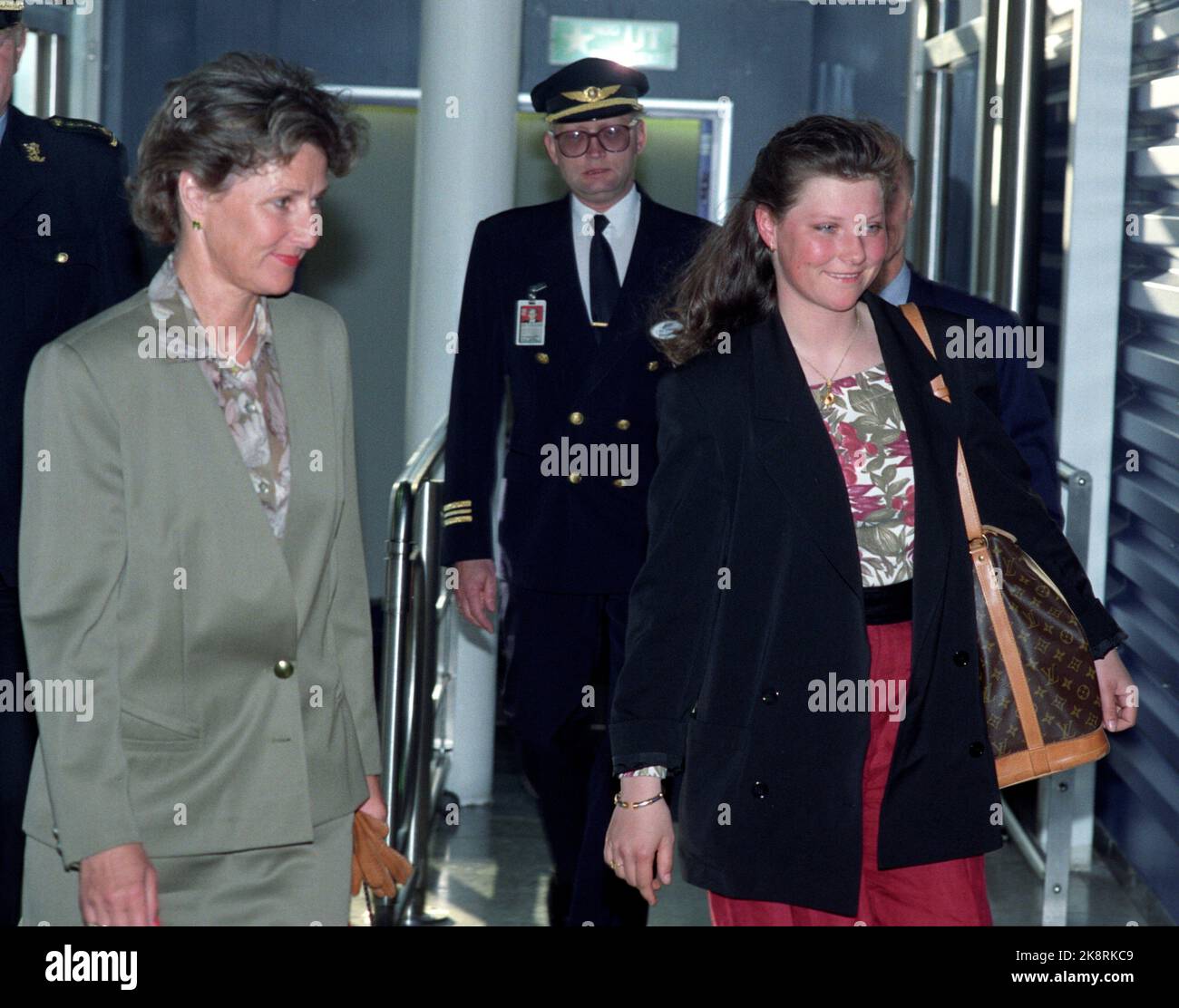 Oslo 19910617 la princesse Märtha Louise arrive à l'aéroport d'Oslo Fornebu et est accueillie par sa mère la reine Sonja. Photo: Terje Bendiksby / NTB Banque D'Images