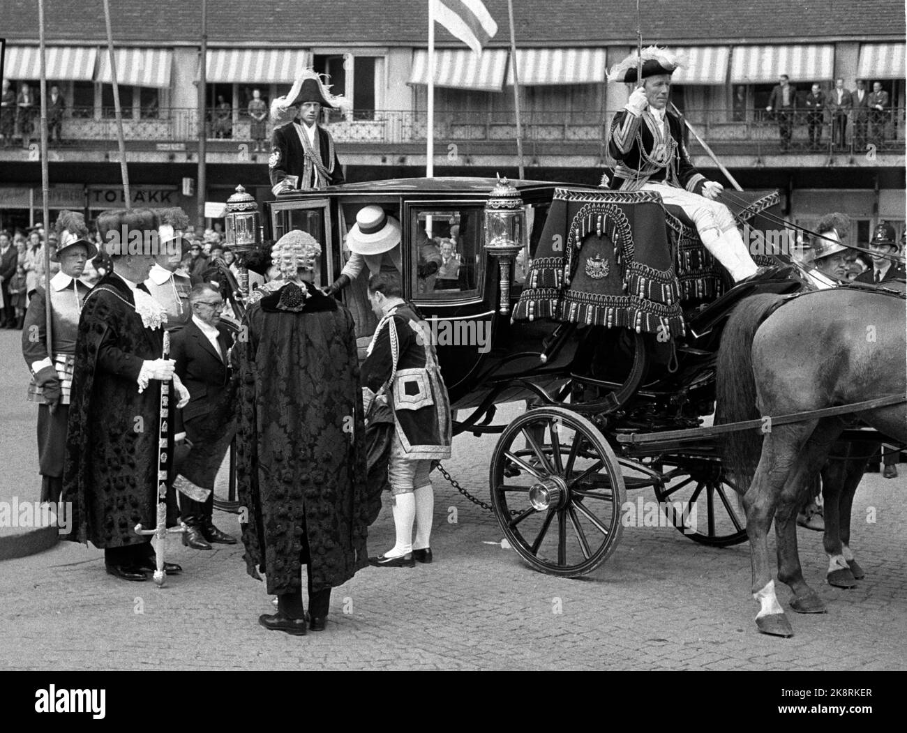 Oslo 19660509 Grande-Bretagne 66 : pendant deux semaines en avril et mai, le Royaume-Uni a marqué Oslo avec une commercialisation à grande échelle du commerce et du tourisme britanniques. De nombreux invités célèbres sont venus à Oslo à l'occasion de la foire, dont le maire de Londres, Lord Mayor of London. Ici, le maire arrive à l'hôtel de ville par cheval et calèche et en pontificals complets .. Photo: NTB / NTB Banque D'Images
