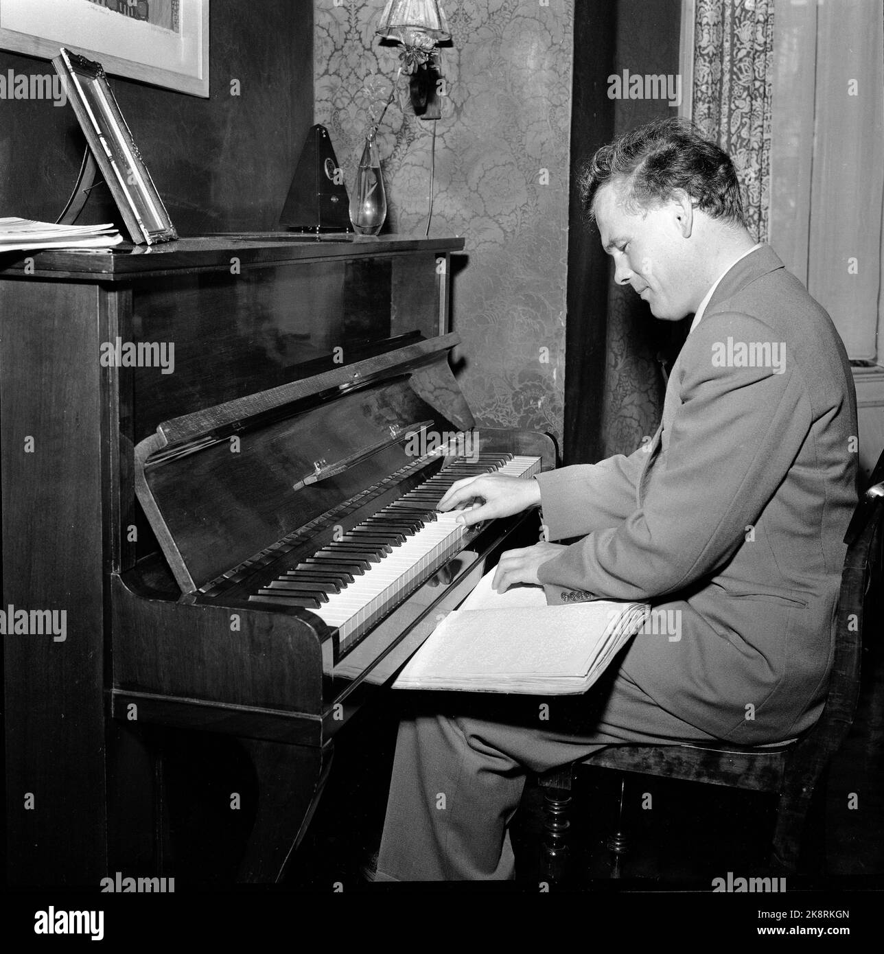 Oslo 19570905: Erling Stardahl, (1924-1994) est devenu aveugle à l'âge de 14 ans. En plus d'une carrière active de musicien, il a fait un travail considérable pour améliorer la qualité de vie des aveugles. Ici, Stardahl par le piano. Photo: NTB / NTB Banque D'Images