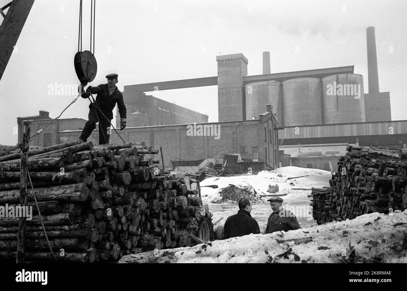 Greåker février 1966 Greaker cellulose Factory à Greåker met fin à tous les employés car l'entreprise est sur le point de faillite. Henry Kristiansen travaille au déchargement des journaux sur le site de stockage. Il est dans l'entreprise depuis 14-15 ans et a sa femme et ses deux enfants, mais aucun nouvel emploi en vue. La société a rouvert ses portes en octobre, après le refinancement. Photo: Actuel / NTB Banque D'Images Greåker février 1966 Greaker cellulose Factory à Greåker met fin à tous les employés car l'entreprise est sur le point de faillite. Henry Kristiansen travaille au déchargement des journaux sur le site de stockage. Il est dans l'entreprise depuis 14-15 ans et a sa femme et ses deux enfants, mais aucun nouvel emploi en vue. La société a rouvert ses portes en octobre, après le refinancement. Photo: Actuel / NTB Banque D'Images