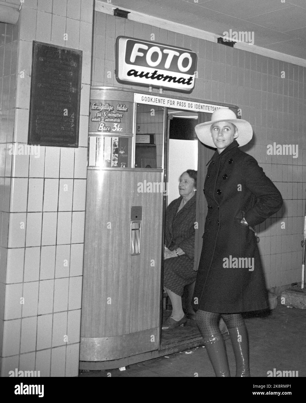 Oslo 19701126. 'Photo: Ils eux-mêmes' le magazine hebdomadaire actuel a invité des célébrités à la machine à photo de l'Eastern Railway à Oslo. Là, ils prennent une photo d'eux-mêmes. Ici l'acteur Henny moan. Photo: Actuel / NTB Banque D'Images