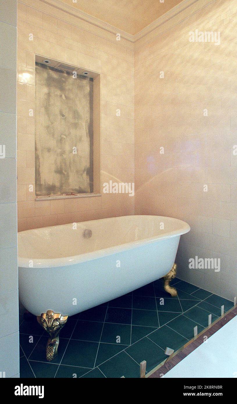 La baignoire la plus connue de l'été, avec des pieds de lion dorés, est située dans le soi-disant appartement de princesse au château. Quel chef d'état sera en premier à utiliser la baignoire n'a pas encore été précisé. Photo per Løchen / NTB la maison royale / le château royal / intérieur / restauration / rénovation / Banque D'Images La baignoire la plus connue de l'été, avec des pieds de lion dorés, est située dans le soi-disant appartement de princesse au château. Quel chef d'état sera en premier à utiliser la baignoire n'a pas encore été précisé. Photo per Løchen / NTB la maison royale / le château royal / intérieur / restauration / rénovation / Banque D'Images