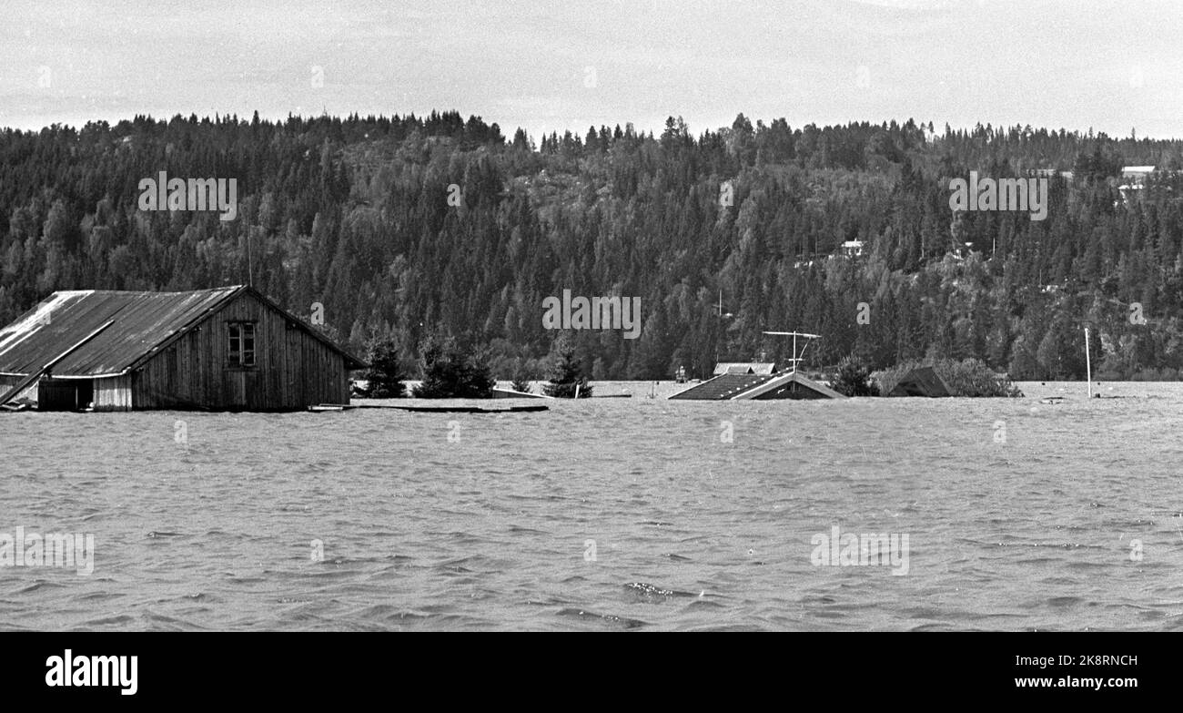 Fetsund 19670602 Flood a installé de grandes parties de Lillestrøm et de la région environnante. Plus de 15 000 personnes ont été blessées après l'inondation. Ici une ferme seulement les pièces sont visibles au-dessus de la surface de l'eau. Photo: NTB / NTB Banque D'Images