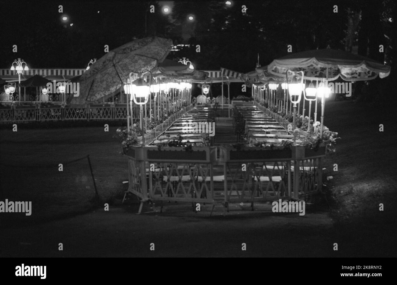 28 juin 1969 d'Oslo. Karl Johansgate à Oslo lors d'une chaude journée d'été. Ici, depuis le restaurant extérieur « Pernille » qui était derrière le Théâtre national. C'est le soir et le restaurant est fermé. Parapluie. Photo: Par Ervik / actuel / NTB Banque D'Images