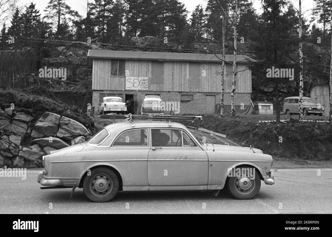 Svinesund 19720401. Normans en ligne sur le Tour suédois Skjærstorsdag. Cela signifie des files d'attente de voitures et beaucoup d'attente si vous voyagez à Strømstad ou Arvika. Ici de la maison de poule, qui est une nouvelle et populaire caractéristique de Pâques avec striptease juste au-dessus du pont Svinesund. Photo: Sverre Børretzen courant / NTB Banque D'Images