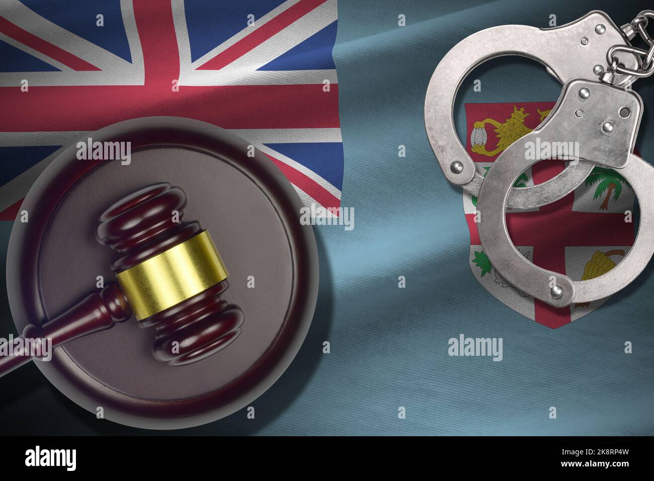 Drapeau des Fidji avec maillet de juge et menottes dans la pièce sombre. Concept de criminel et de châtiment, contexte des coupables Banque D'Images