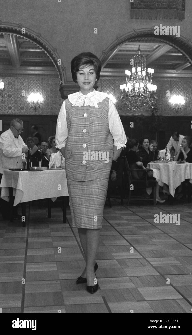 Oslo 19600917. Défilé de mode de vêtements de mère qui a été présenté à un grand public de Bristol. Voici une veste (chatons), une jupe et un chemisier blanc avec col pour bébé. Photo: Sverre A. Børretzen courant / NTB Banque D'Images