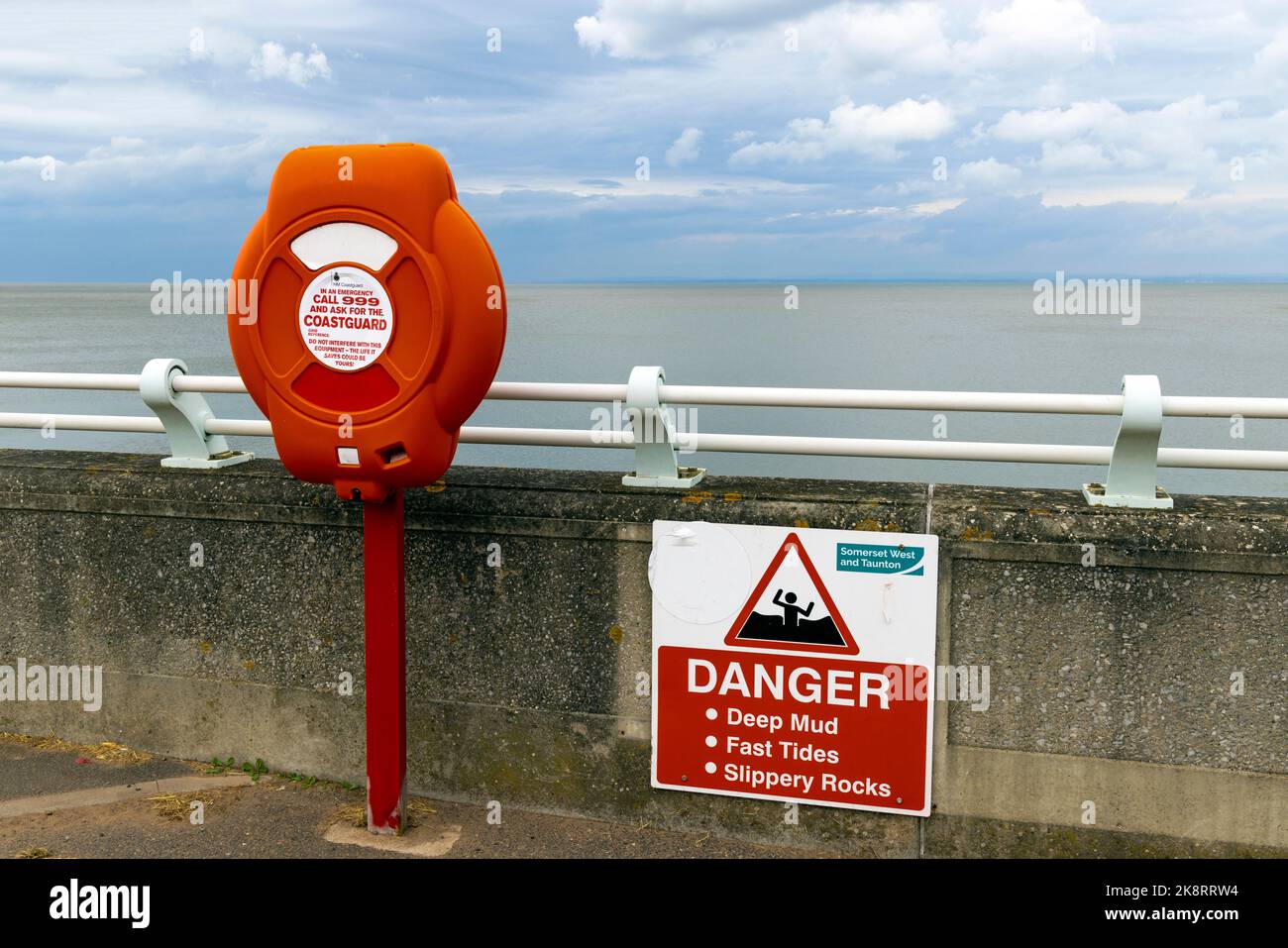 Équipement de garde-côtes et avertissements de danger public à Blue Anchor Bay sur le canal de Bristol, Somerset, Angleterre, Royaume-Uni. Banque D'Images