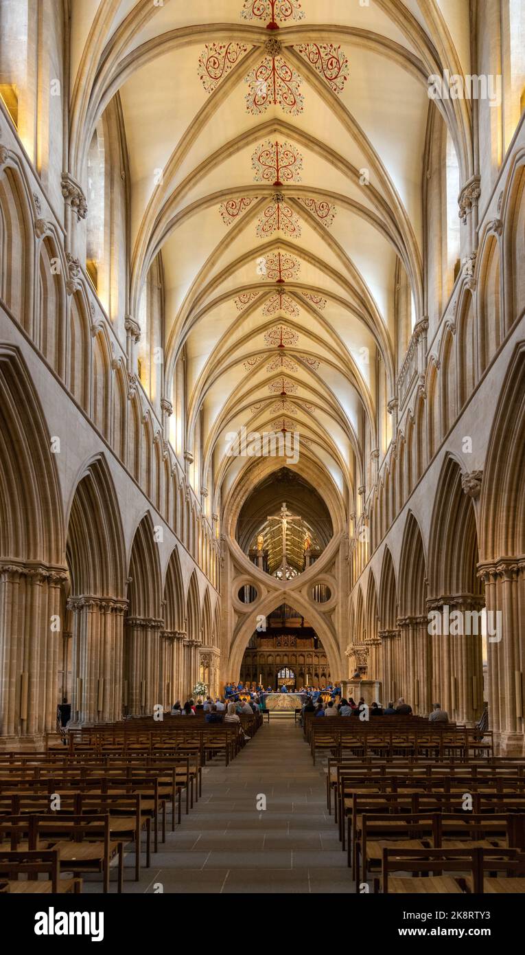 Wells, Somerset, Angleterre, Royaume-Uni: Service de l'église à la cathédrale de Wells avec les chœurs de la cathédrale de Wells chantant à Evensong. Banque D'Images