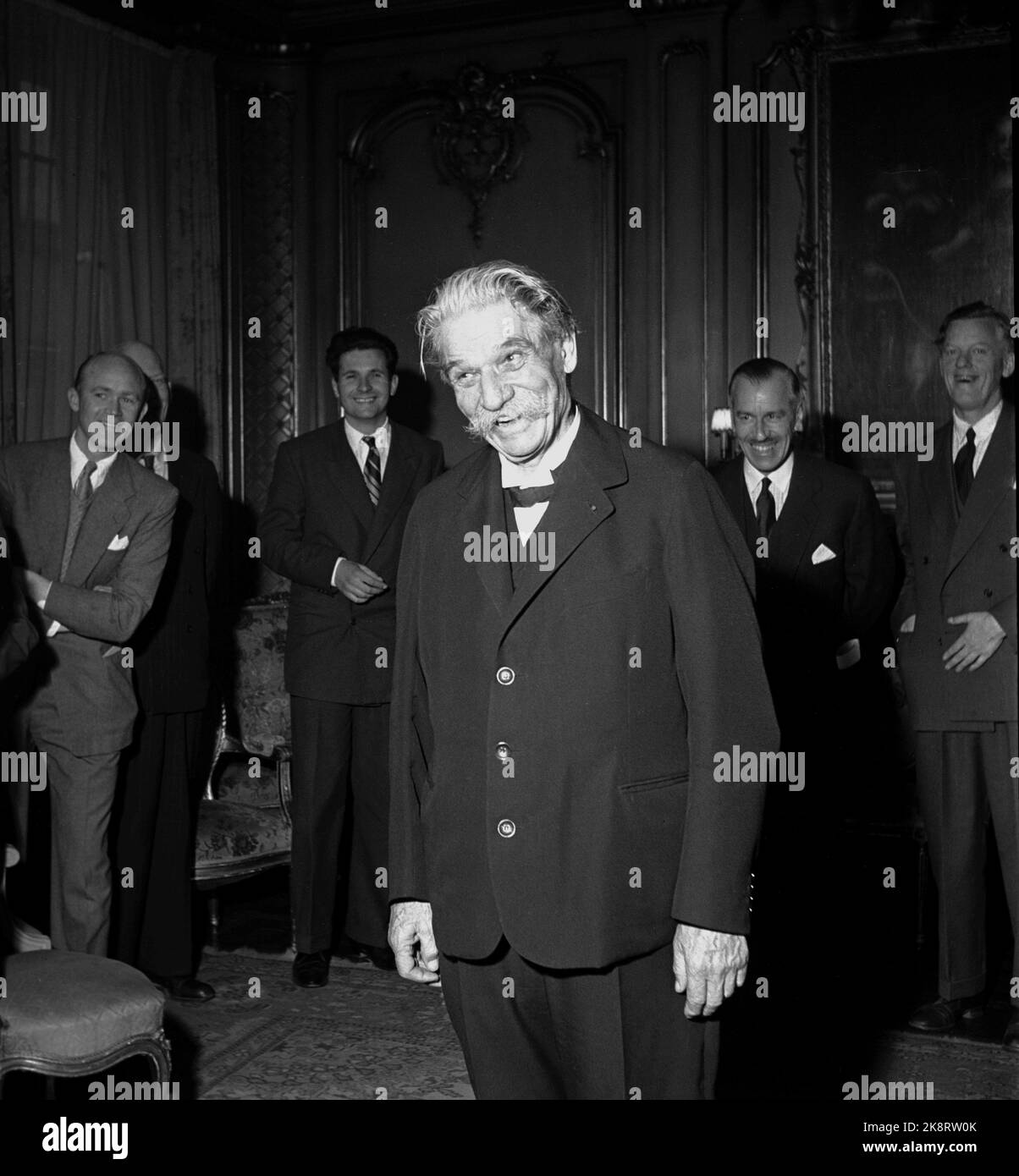Oslo, novembre 1954. 'Albert Schweitzer, som kom à Oslo 2. nov. Pour škvittere pour fredspreved med den obligatoriiske Nobel-talen, må ha følt varmen strømme mot seg helt fet øyeblikk han satte foten på perrongen på Østbanen. Utenfor stasjonen var det nesten comme folksomt som når en idrettsstjerne kommer hjem. Folk trengte seg på for šfå et glimt av denne store humanisten fafrikas urskog, mannen som ga avkall på den strålende karrière han rike intellektuelle og kunstneriske utrustning hadde sikret Ham, for slåss sykner sket skog skog skog skog slås slås burning. . Banque D'Images