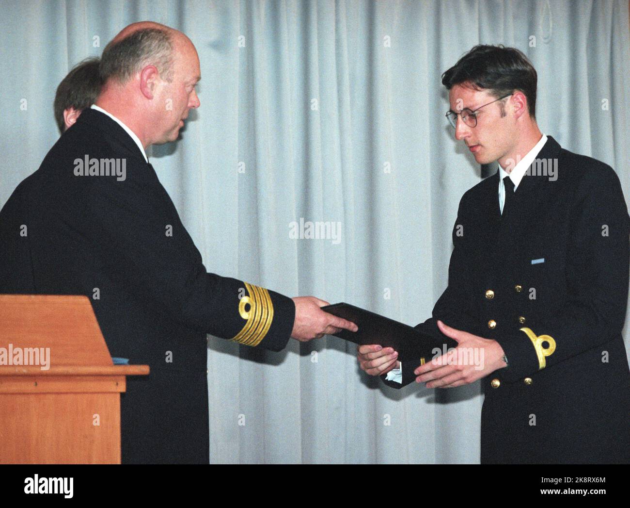 Bergen 19950530. Le prince héritier Haakon reçoit ses documents d'examen de l'École de guerre navale de Bergen par le commandant Kjell-Birger Olsen. Photo: Morten Hval / NTB / NTB Banque D'Images