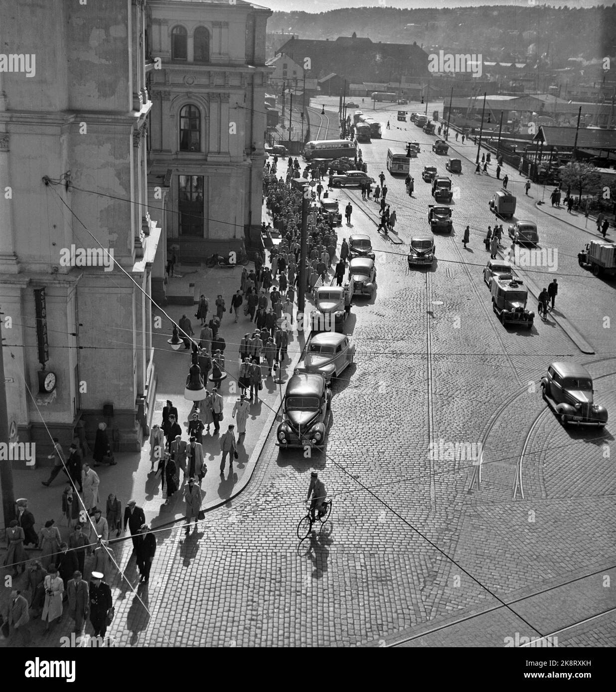 Oslo 195004. Quand l'effondrement vient-il circulation et heure de pointe à Oslo en 1950. Photo: Gare de l'est. Ici, un train local vient d'arriver avec sa charge de passagers. En raison des besoins de logement à Oslo, après la guerre, la ville a gagné une zone suburbaine fortement élargie. Beaucoup de ceux qui ont leur travail quotidien à Oslo vivent à 4-5 miles de la ville. Photo: Arne Kjus / courant / NTB Banque D'Images