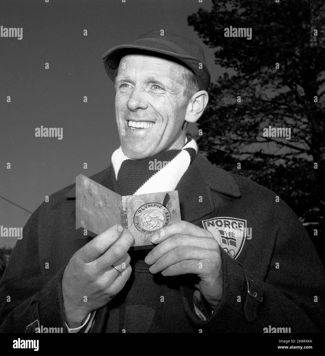 Squaw Valley 19600223 skieur Håkon Brusveen avec la médaille d'or qu'il a gagné à 15 kilomètres. Photo: NTB / NTB Banque D'Images