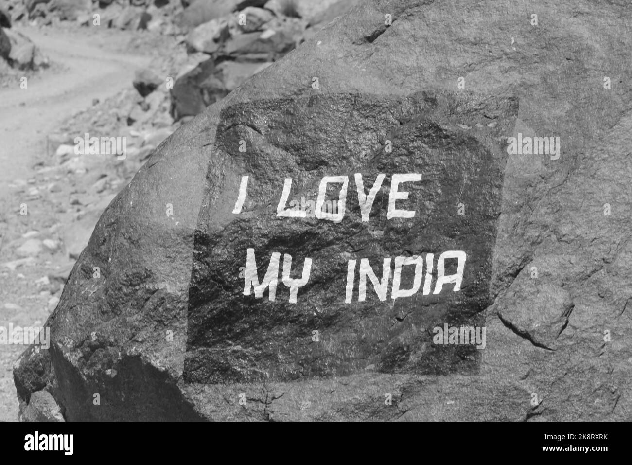 Un gros plan en niveaux de gris d'un panneau J'aime mon Inde peint sur un rocher Banque D'Images