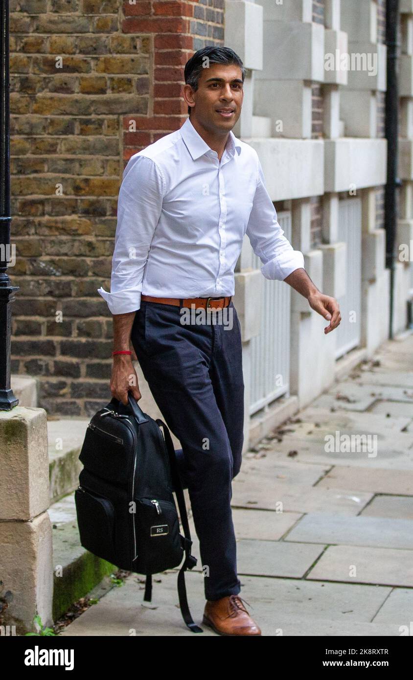 Londres, Angleterre, Royaume-Uni. 23rd octobre 2022. L’ancien chancelier de l’Échiquier et candidat à la direction du Parti conservateur RISHI SUNAK quitte son bureau de campagne à Westminster. (Image de crédit : © Tayfun Salci/ZUMA Press Wire) Banque D'Images