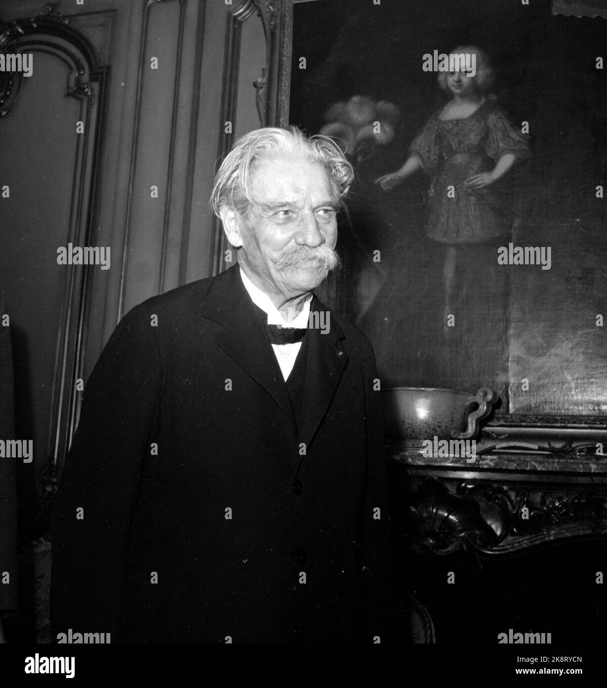 Oslo 19541102 Prix de la paix : Prix Nobel de la paix pour 1952 à Albert Schweitzer, médecin, missionnaire et fondateur de l'hôpital Lambarene au Gabon. (Le prix a été décerné en 1952, mais Schweitzer n'était pas présent au prix. Il s'est rendu en Norvège en novembre 1954. Ici Schweitzer à une conférence de presse sur 2 novembre 1954.) Photo: NTB / NTB / Jans Banque D'Images