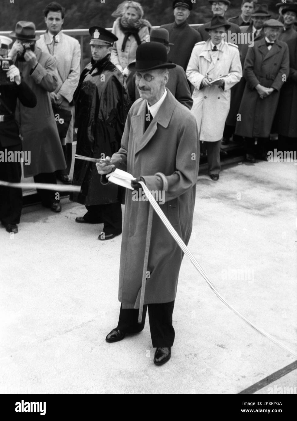 Svinesund 19460615. Le pont Svinesund à Halden, entre la Norvège et la Suède, est ouvert par le roi Haakon et le prince héritier Gustav Adolf, qui se rencontrent au milieu de la brosse de pont de 420 mètres de long. Le roi Haakon est prêt avec les ciseaux dorés à couper le ruban de soie en bleu rouge-blanc. Manteau, chapeau et canne. Photo: Actuel / NTB Banque D'Images