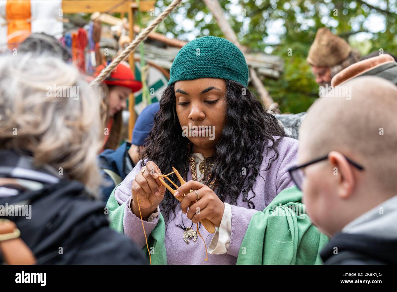 Reconstitution du marché de l'âge de fer de Pukkisaari dans le district de Vähä-Meililahti à Helsinki, en Finlande Banque D'Images