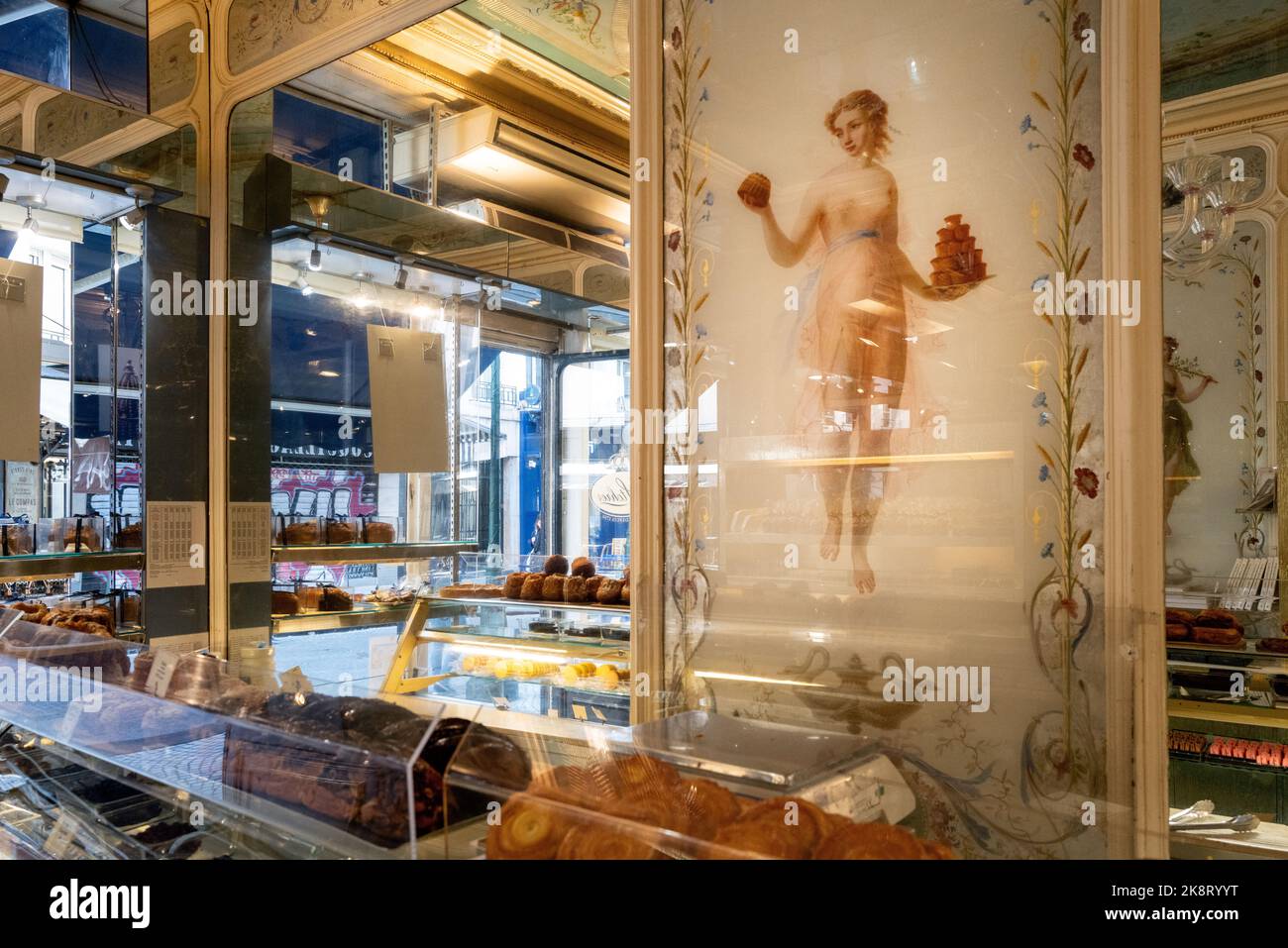 L'intérieur du magasin Stohrer Patisserie avec une vieille peinture d'une fille tenant des gâteaux dans ses mains, Paris, France Banque D'Images