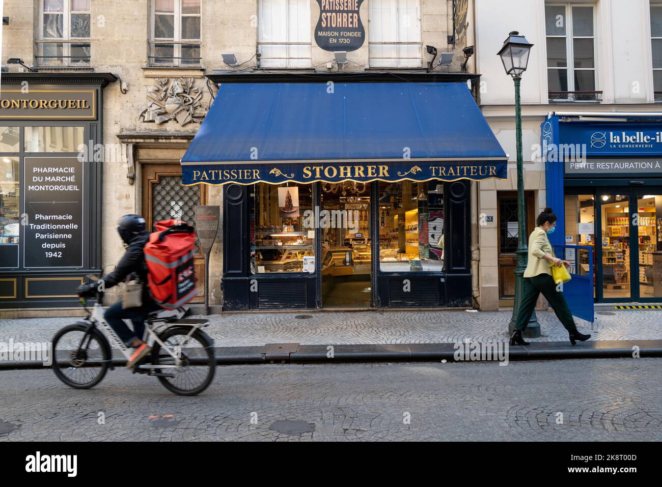 Le magasin Stohrer Patisserie avec des gens en premier plan, Paris, France Banque D'Images