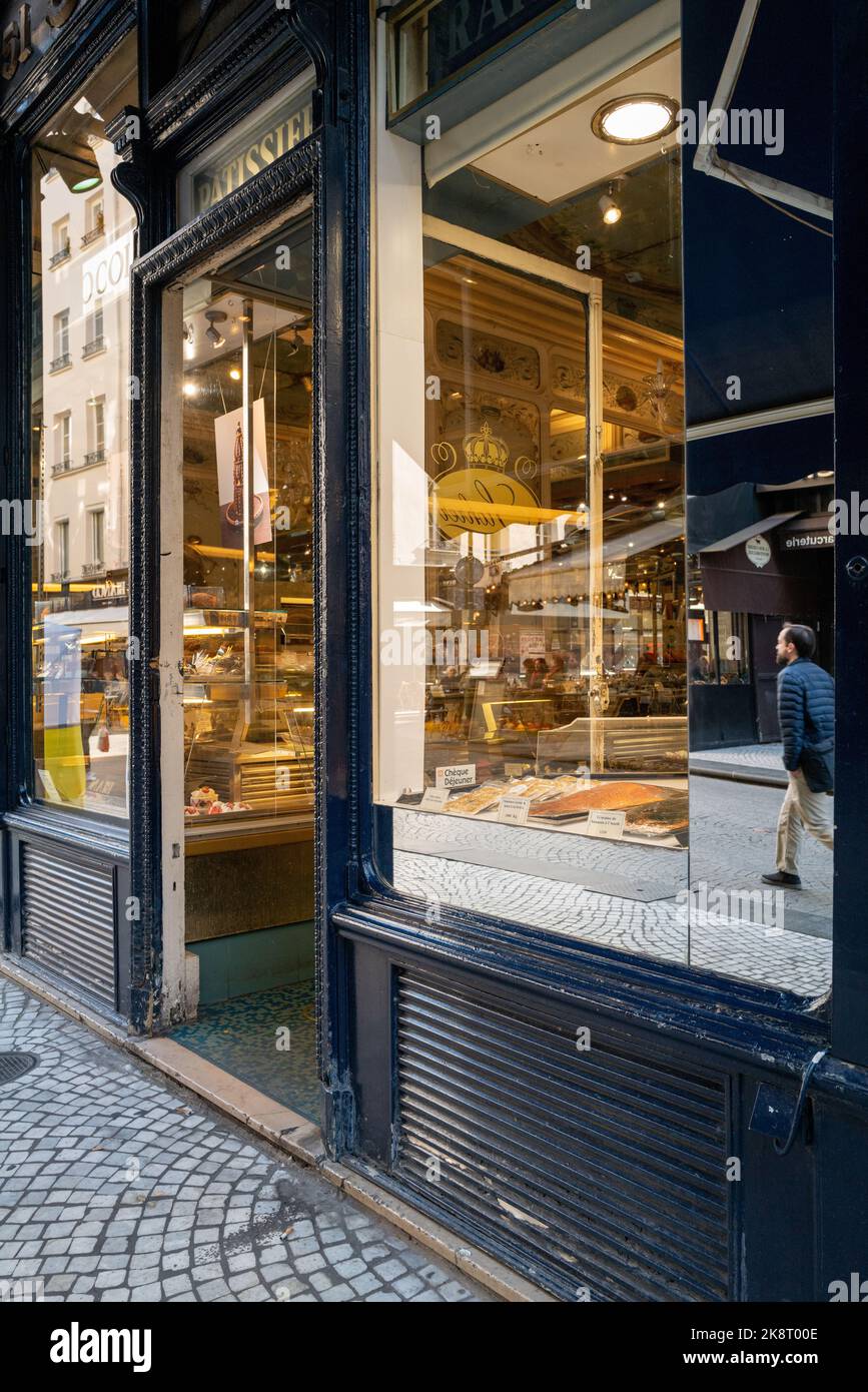 Un cliché vertical des fenêtres du magasin Stohrer Patisserie, Paris, France Banque D'Images