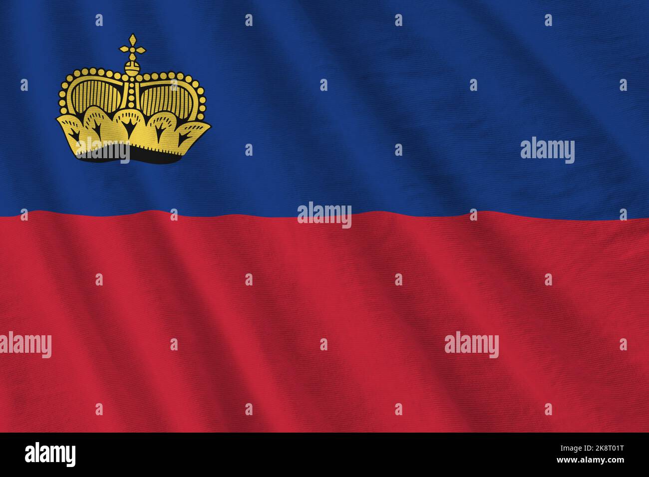 Drapeau du Liechtenstein avec de grands plis et un gros plan sous la