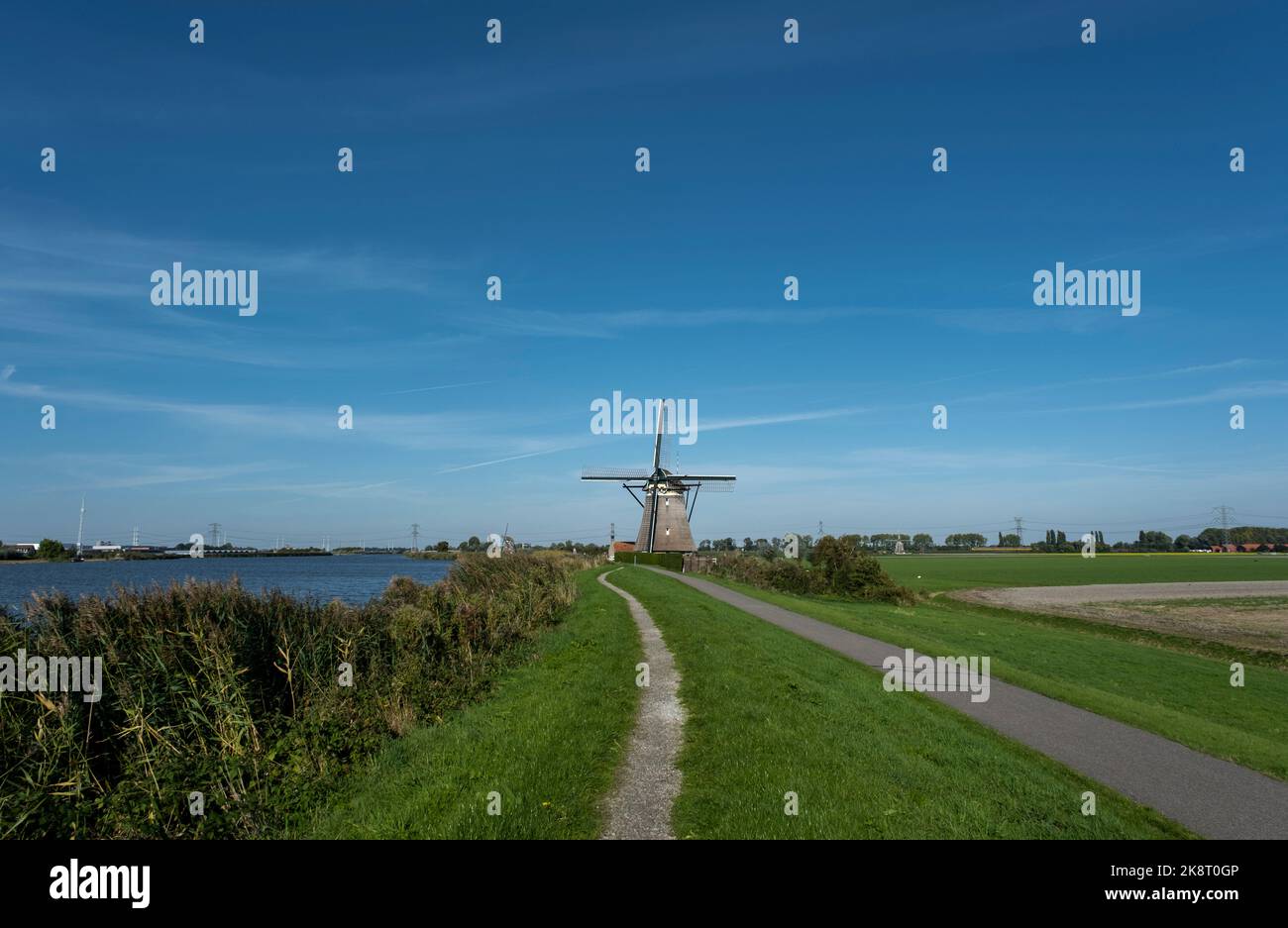 Célèbre moulin à vent Ducth à ciel bleu dans la région de Rotte Meren près de Rotterdam, en Hollande-Méridionale Banque D'Images