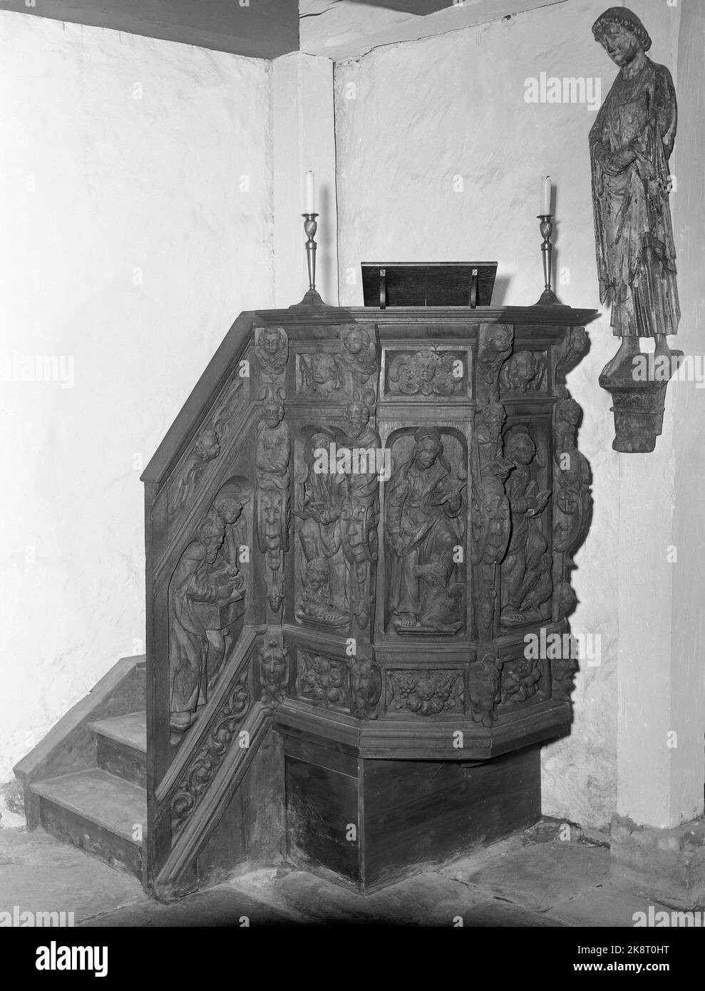 Sør-Trøndelag juin 1960 Austrått dans la municipalité de Ørland. A Borgen Austraåt / Austraått, les gens vivent depuis l'âge des Vikings. L'église de la ferme du 12th siècle est le noyau de l'installation. Ici, nous trouvons des sculptures médiévales et un intérieur riche de l'époque d'Ove Bjelke. Ici la chaire qui est richement sculptée en bois. Artisanat / artisanat / découpe du bois photo: Knobelauch / NTB / NTB Banque D'Images