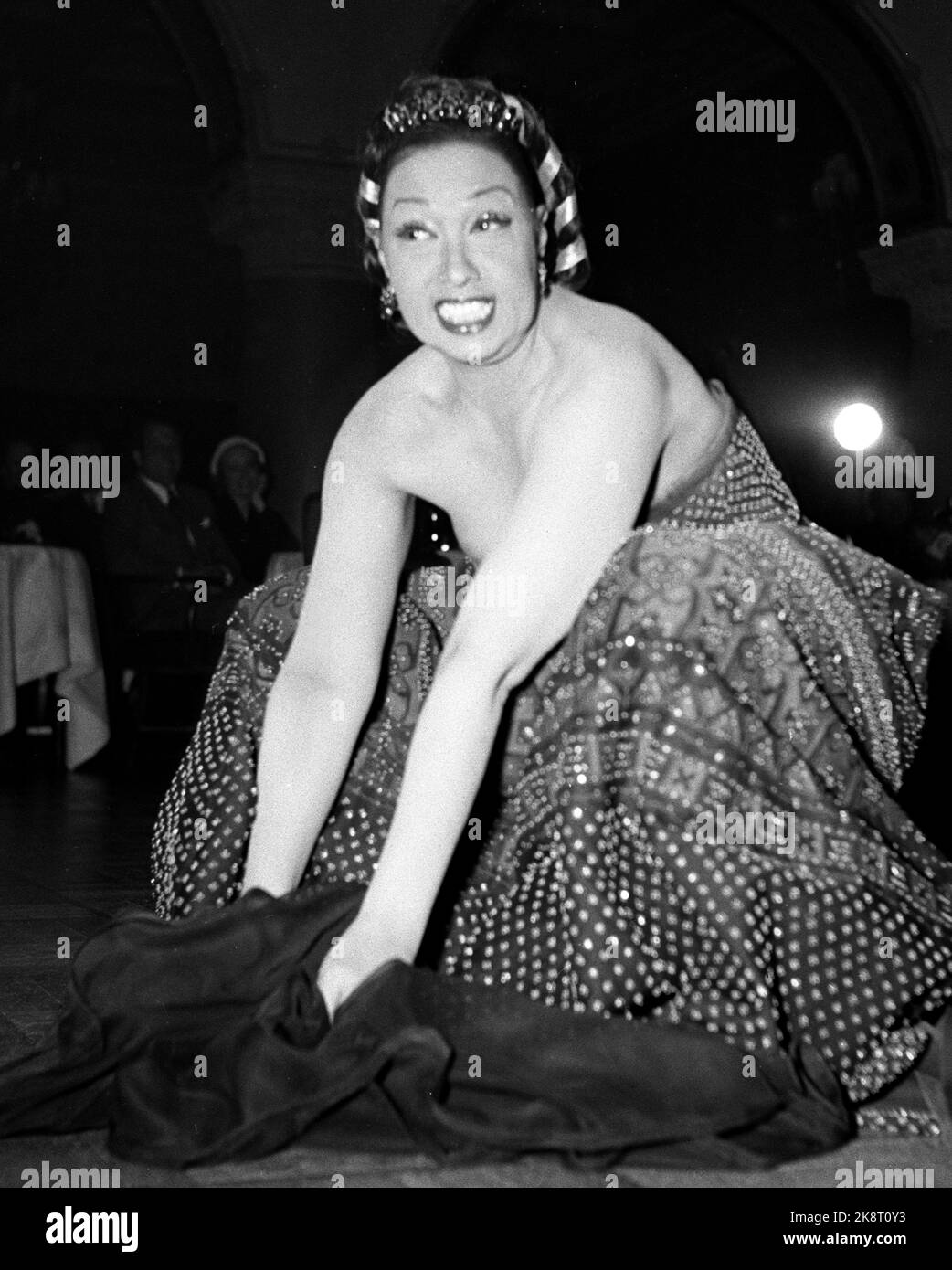 Oslo 195403. Josephine Baker est de nouveau venue à Oslo. À Bristol, elle accueille ses auditeurs avec des chansons sur l'amour et d'autres choses importantes dans la vie. Elle n'est pas habillée de bananes maintenant, mais dans des robes soigneusement personnalisées de Dior. Le corps est toujours son serviteur obéissant, grésillant avec des humeurs de petites pinces et chante en français et en anglais. En bref, toute la figure envoie des charges électriques de joie de vie. Photo: Sverre A. Børretzen / actuel / NTB Banque D'Images