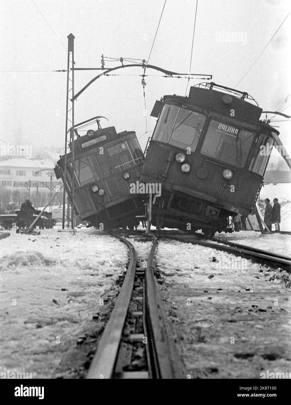 Oslo 19691202. Couper ? Deux trams sur le Holmenkollbanen ont percuté juste avant la gare de Majorstua. Les tramways venaient de leur propre ligne, et les deux allaient à la gare. Aucune personne n'a été blessée et les dommages matériels n'ont pas croitre, mais il y avait un risque qu'un train se renverserait. Photo Vidar Knai / NTB / NTB Banque D'Images