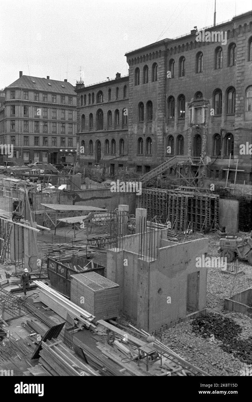 Oslo 197611. Le quartier du gouvernement à Oslo. Les travaux de construction ont commencé avec l'étape 3rd, novembre 1976. La construction du bloc de S a commencé lorsque la partie de la prison de Møllergata 19 a été démolie en 1976, et le bâtiment a été achevé en 1978. Le dos de Møllergata 19 à droite de la photo. 8201 photo: Vidar Knai/NTB Banque D'Images