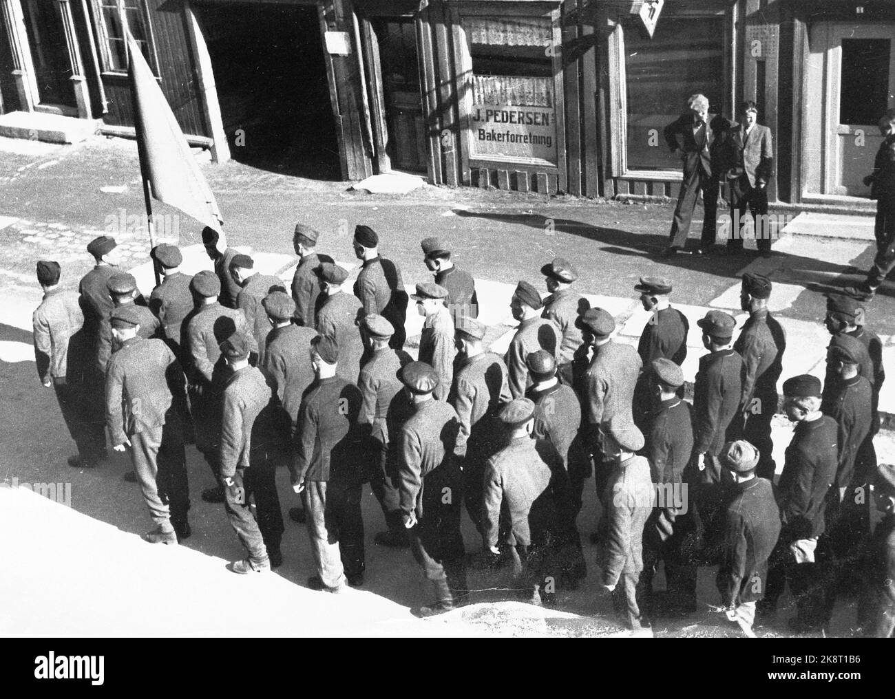Célébration de la libération-17 mai à Tromsø 1945. Prisonniers de guerre russes sur le train 17 mai WW2 - Norvège - libération. Prisonniers de guerre russes soviétiques à l'occasion de la Journée nationale norvégienne. Banque D'Images