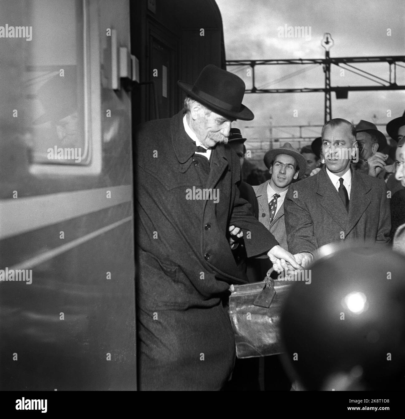 Oslo, novembre 1954. 'Albert Schweitzer, som kom à Oslo 2. nov. Pour škvittere pour fredspreved med den obligatoriiske Nobel-talen, må ha følt varmen strømme mot seg helt fet øyeblikk han satte foten på perrongen på Østbanen. Utenfor stasjonen var det nesten comme folksomt som når en idrettsstjerne kommer hjem. Folk trengte seg på for šfå et glimt av denne store humanisten fafrikas urskog, mannen som ga avkall på den strålende karrière han rike intellektuelle og kunstneriske utrustning hadde sikret Ham, for slåss sykner sket skog skog skog skog slås slås burning. . Banque D'Images