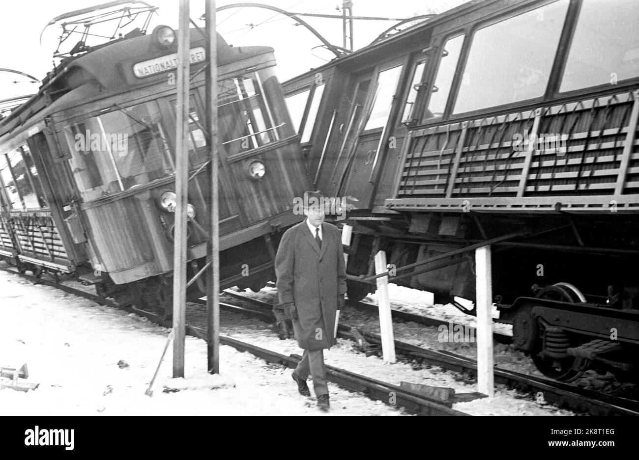 Oslo 19691202. Couper ? Deux trams sur le Holmenkollbanen ont percuté juste avant la gare de Majorstua. Les tramways venaient de leur propre ligne, et les deux allaient à la gare. Aucune personne n'a été blessée et les dommages matériels n'ont pas croitre, mais il y avait un risque qu'un train se renverserait. Photo Vidar Knai / NTB / NTB Banque D'Images