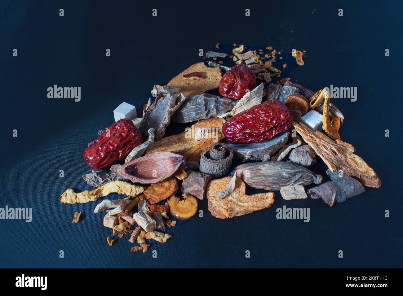 Nature morte - un portrait d'herbes chinoises étalé sur un fond sombre Banque D'Images