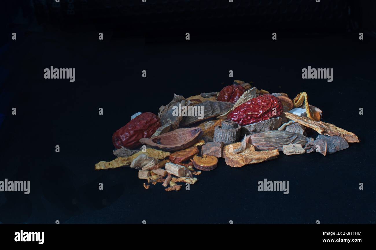 Encore la vie d'une sélection d'herbes chinoises sur fond noir Banque D'Images