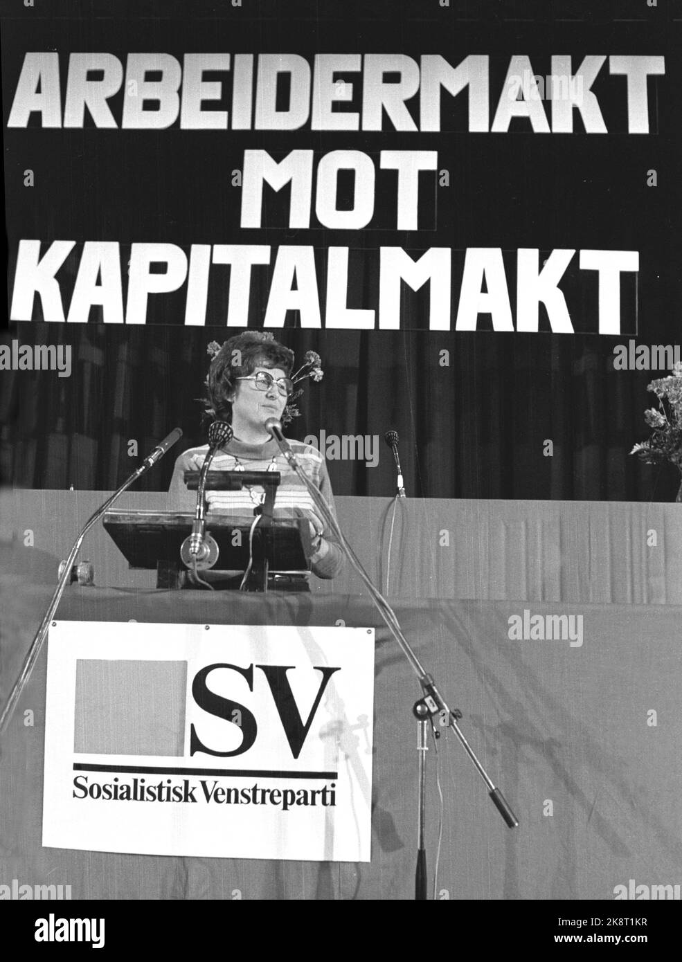 Oslo 19760220. Réunion nationale du Parti de la gauche socialiste 1976. Le président du parti Berit Ås à l'ouverture d'une réunion nationale. Affiche : le pouvoir du travail contre le pouvoir du capital. Photo: Henrik Laurvik / NTB Banque D'Images