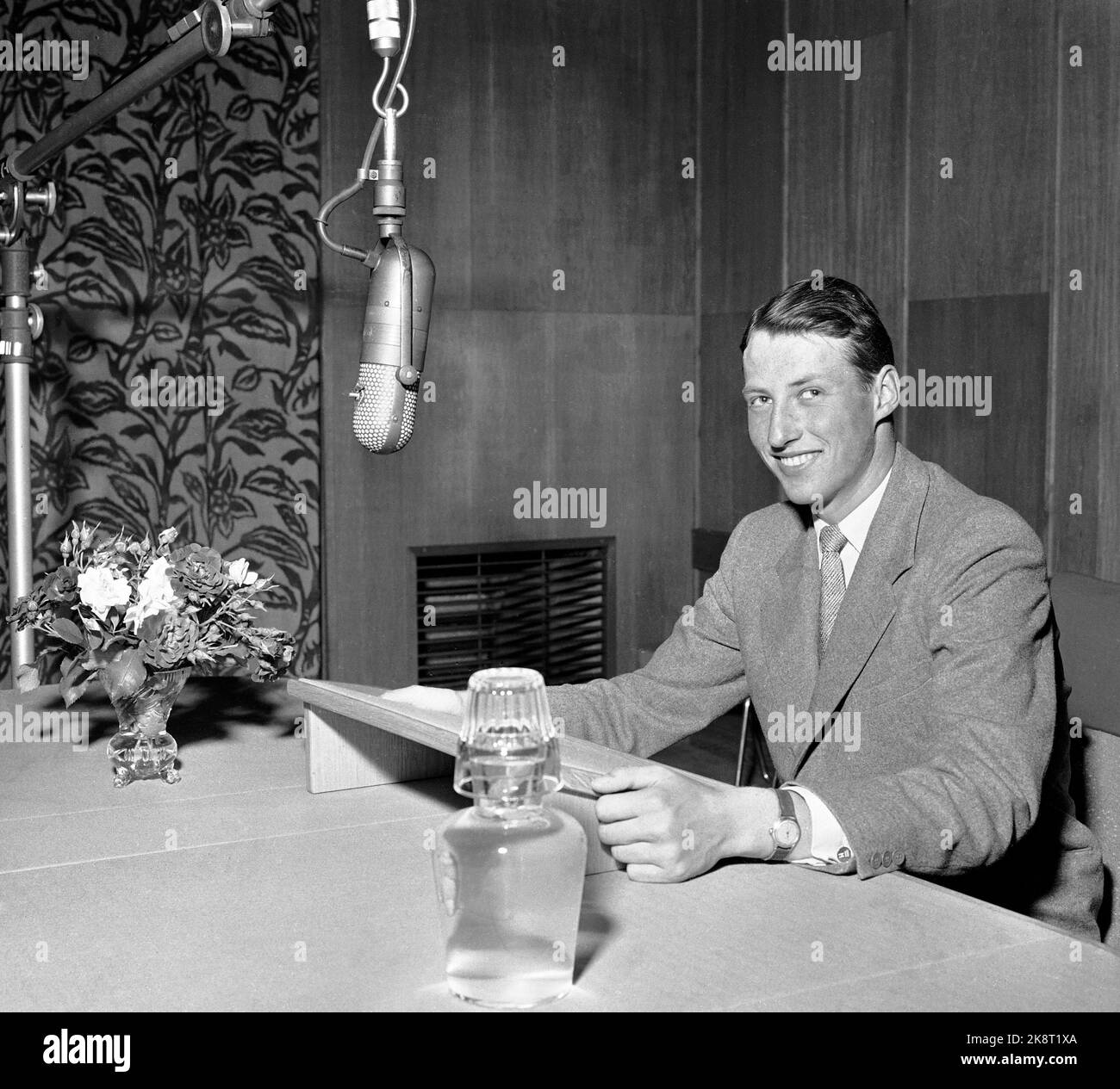 Oslo 19570801 le Prince Harald parle en Norvégien National Broadcasting / radio à l'occasion de l'anniversaire du roi Haakon en 85th. Ici Harald dans le studio, par le microphone. Image souriante. Photo: NTB / NTB Banque D'Images