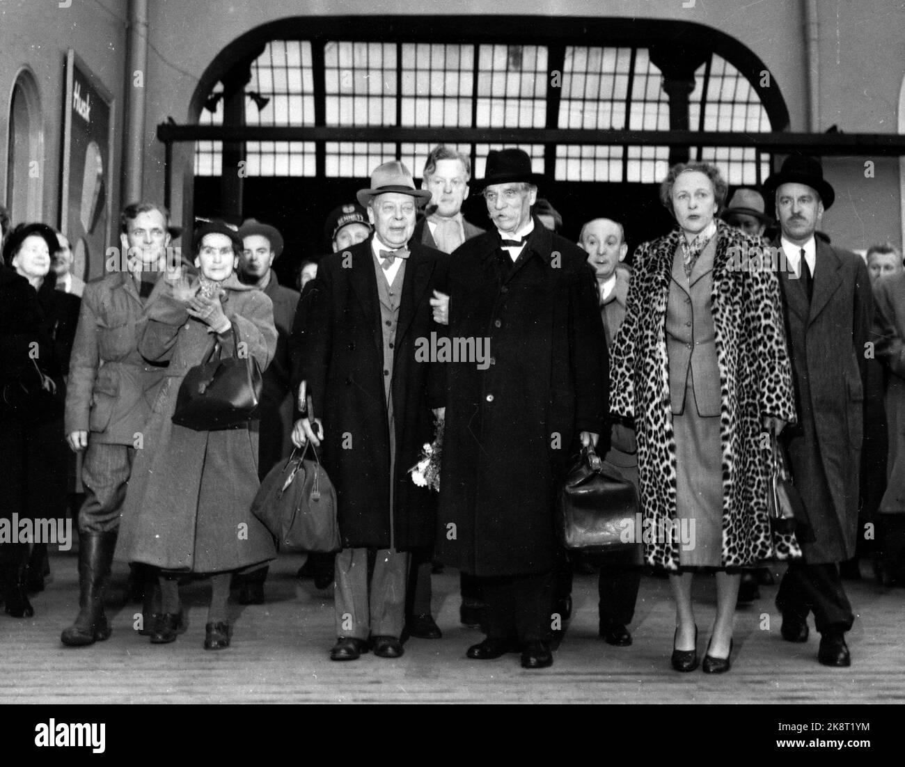 Oslo 19541102 le Prix de la paix : le Prix Nobel de la paix 1952 a décerné à Albert Schweitzer, médecin, missionnaire et fondateur de l'hôpital Lambarene au Gabon. Scweitzer n'était pas présent à la distribution, mais a visité Oslo2. Novembre 1954. Ici, Schweitzer arrive à l'East Railway à Oslo. Schweitzer (M. Chapeau foncé et sac de voyage) est reçu par le directeur de l'Institut Nobel Gunnar Jahn, qui le soutient dans son bras. Photo Valldal / NTB / NTB Banque D'Images