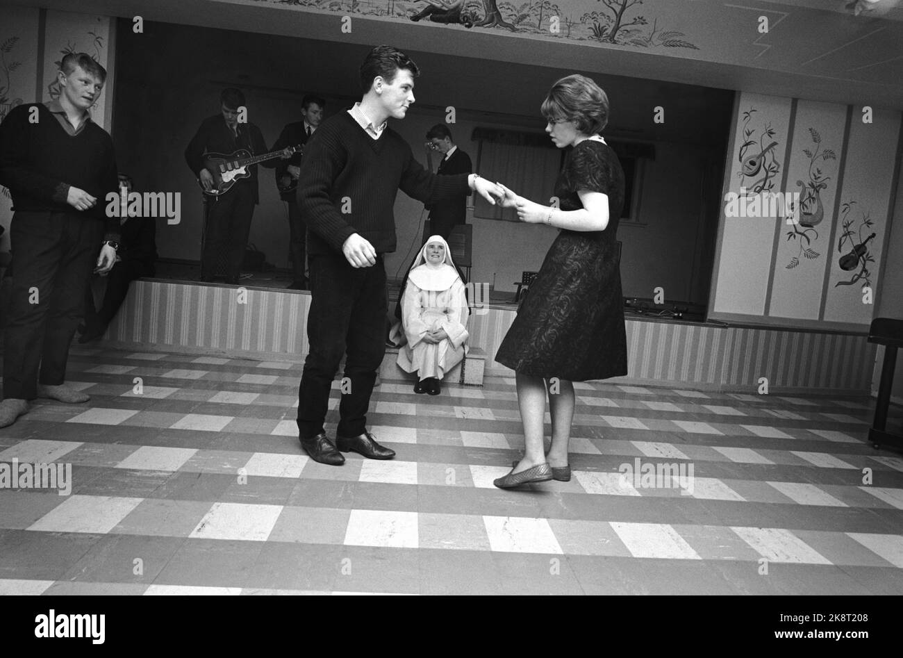 Bodø 1965 les religieuses catholiques de Saint-Sunniva Hemm à Bodø font de la maternelle, de l'instruction de judo, du théâtre amateur, du ballet et de la danse pop. Sœur Carmel dirige le centre de la jeunesse dans le 'Nonnjelleren'. Elle laisse les adolescents danser le rock-and-roll et se tordre, mais sous sa supervision personnelle. Certaines formes de flirter et de romance ne sont pas autorisées. Photo: Ivar Aaserud / courant / NTB Banque D'Images