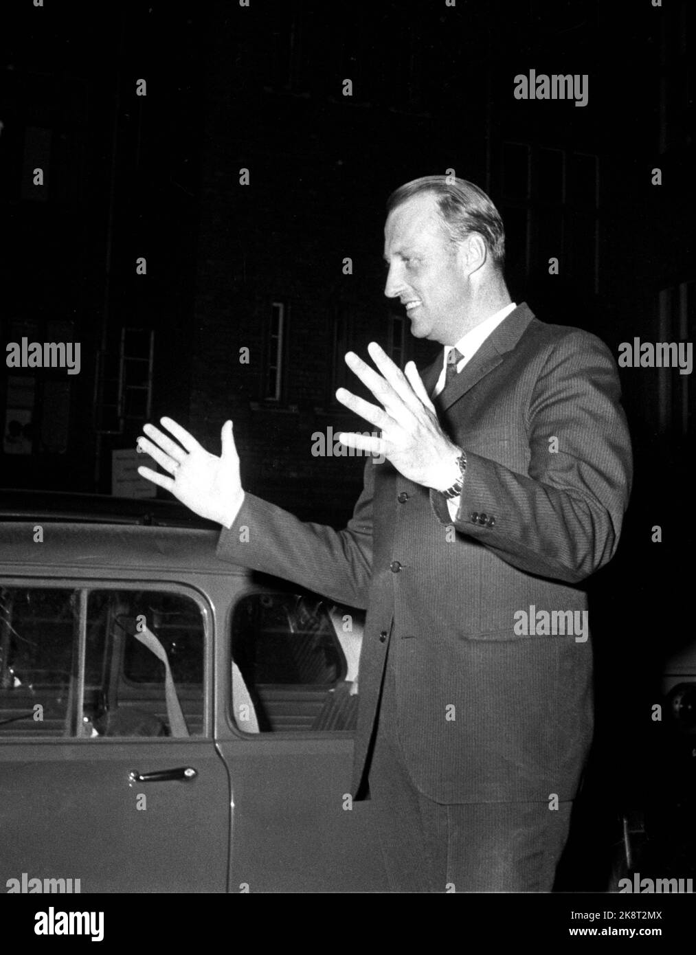 Oslo 19710922. La princesse Märtha Louise est née, et le prince héritier Harald montre aux journalistes à l'extérieur de l'hôpital national combien elle est grande. Photo NTB / NTB Banque D'Images