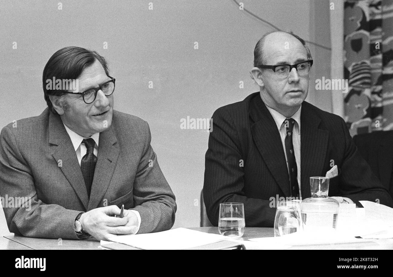 8 janvier 1975 d'Oslo. Les Français, les Anglais et les Allemands discuteront des zones de pêche avec les Norvégiens. On y voit la délégation britannique dirigée par le vice-ministre des Affaires étrangères David Ennhalf (t.v.) et le vice-ministre du ministère de l'Agriculture et de la pêche Edward Bishop, qui ont discuté des propositions norvégiennes pour les zones exemptes de chaluts au large de la côte norvégienne. Photo ; NTB / NTB Banque D'Images