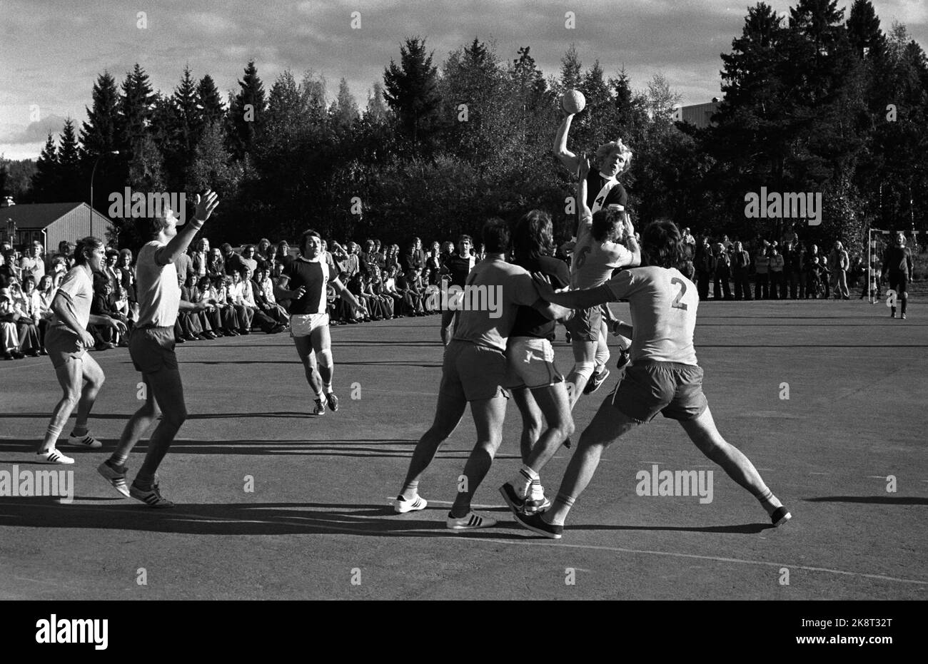 Oslo 19730909. FINALE NM en handball, en plein air. Oppsal - Bäckelaget (23-14). N° 4 d'Oppsal avec une seule prise de vue. Photo: NTB Banque D'Images