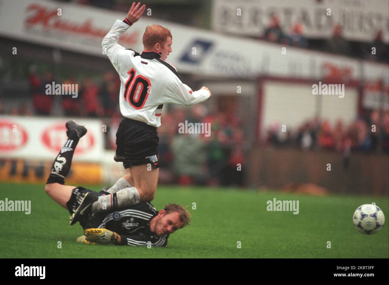 Bergen, 19980804. Stade des pompiers. 16100 spectateurs, match d'entraînement. Incendie - Manchester United 0-4. Paul Scholes en action avec le gardien de feu Rohnny Westad. Photo: Helge Hansen, NTB / NTB Banque D'Images