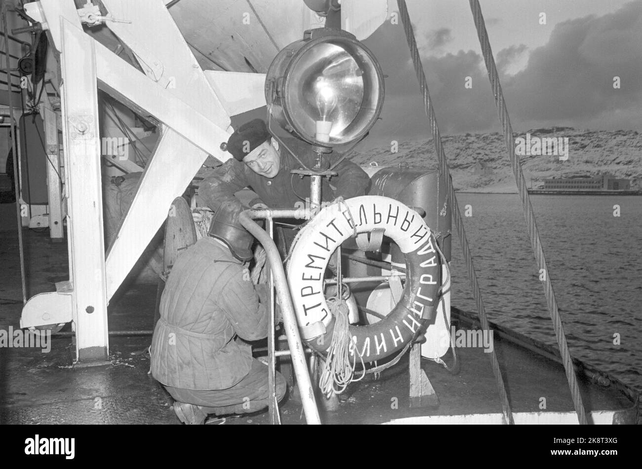 Bodø 19650327 les Russes sont situés sur le hareng. Les Russes ont beaucoup investi dans la pêche dans l'Atlantique Nord. Une flotte d'environ 300 bateaux a été après le hareng au large de la côte nord, ils prennent le hareng avec des filets dérivants. Le bateau-service actuel 'Stremitelnyi', qui a un médecin, une sœur malade, un atelier et un cinéma à bord. -'Stremitelnyi' est un bateau relativement nouveau, il a été livré à partir d'un chantier naval finlandais en 1957, mais les travaux d'entretien doivent être constamment effectués. Photo; Ivar Aaserud / courant / NTB Banque D'Images