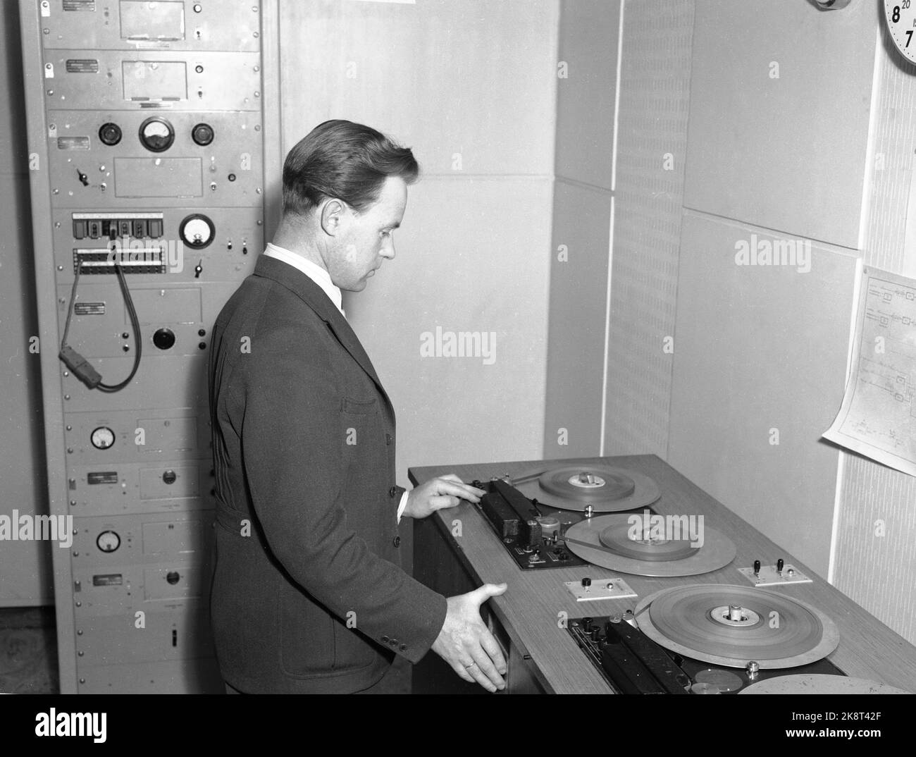 Oslo 19461026: Norwegian National Broadcasting (NRK) - matériel technique du NRK d'après-guerre. À l'époque, il n'était que radio. Ici équipement technique dans la salle d'enregistrement pour la cassette audio. Photo : H.A.A. Banque D'Images