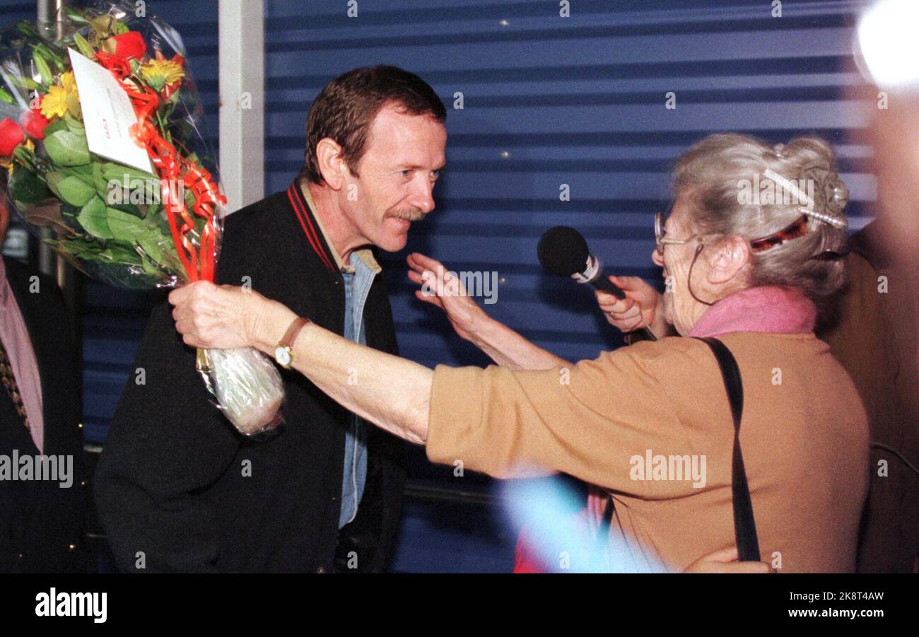 Les Norvégiens Stein Vatne (46 ans), qui ont été enlevés par le colombien Gerilja en février de cette année, ont été libérés de minuit, de nuit à dimanche. Vatne travaille pour la société suédoise Skanska Mum Ingebjørg a été le premier à rencontrer Stein Vatne lorsqu'il est revenu en Norvège aujourd'hui. Photo: Rolf Jarle Ødegaard / NTB Banque D'Images