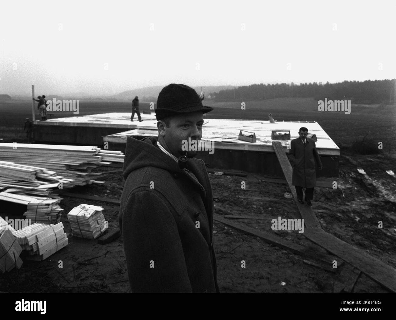 1963. La maison est construite en quelques heures. Nouvelle expérience dans la construction de logements. Une usine crée d'abord la maison sous forme de sections et l'envoie avec une description de poste au développeur. Ainsi, la maison peut être assemblée en quelques heures. L'architecte Hans Brattrud est présent et suit les travaux de construction. Photo: Aage Storløkken / actuel / NTB Banque D'Images