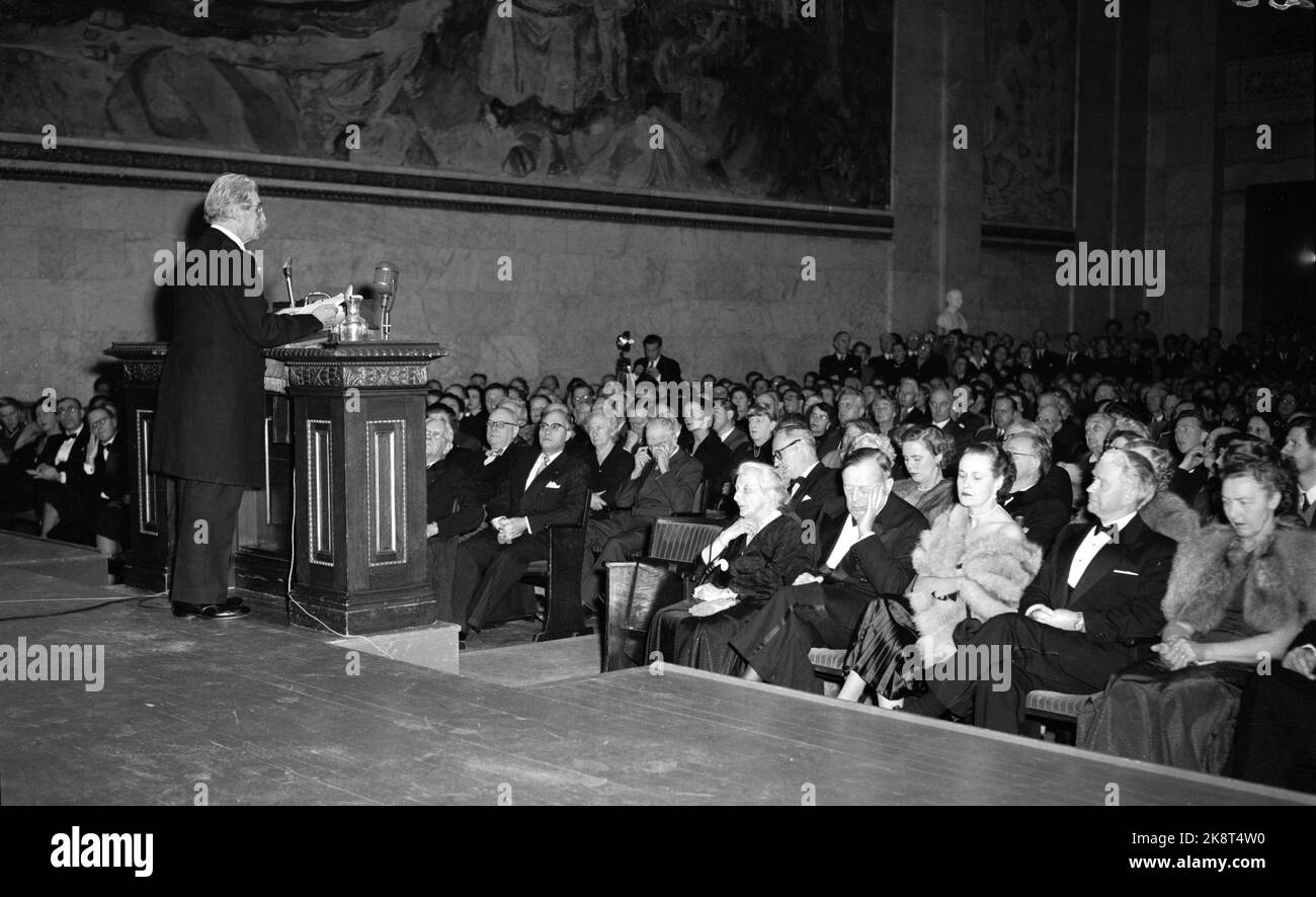 Oslo 19541104: Le Prix de la paix: Prix Nobel de la paix pour 1952 à Albert Schweitzer, médecin, missionnaire et fondateur de l'Hôpital Lambarene au Gabon. (Le prix a été décerné en 1952, mais Schweitzer n'était pas présent au prix. Il s'est rendu en Norvège en novembre 1954. Ici, Schweitzer donne une conférence à l'Université Aula on 4 novembre 1954.) Photo: NTB / NTB / par Svensson Banque D'Images